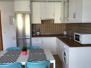 Réfrigérateur, micro-ondes, plaque de cuisson, cafetière/bouilloire
