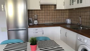 Geladeira, micro-ondas, cooktop, cafeteira/chaleira