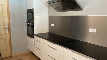 KĂŒhlschrank, Mikrowelle, Ofen, Herdplatte