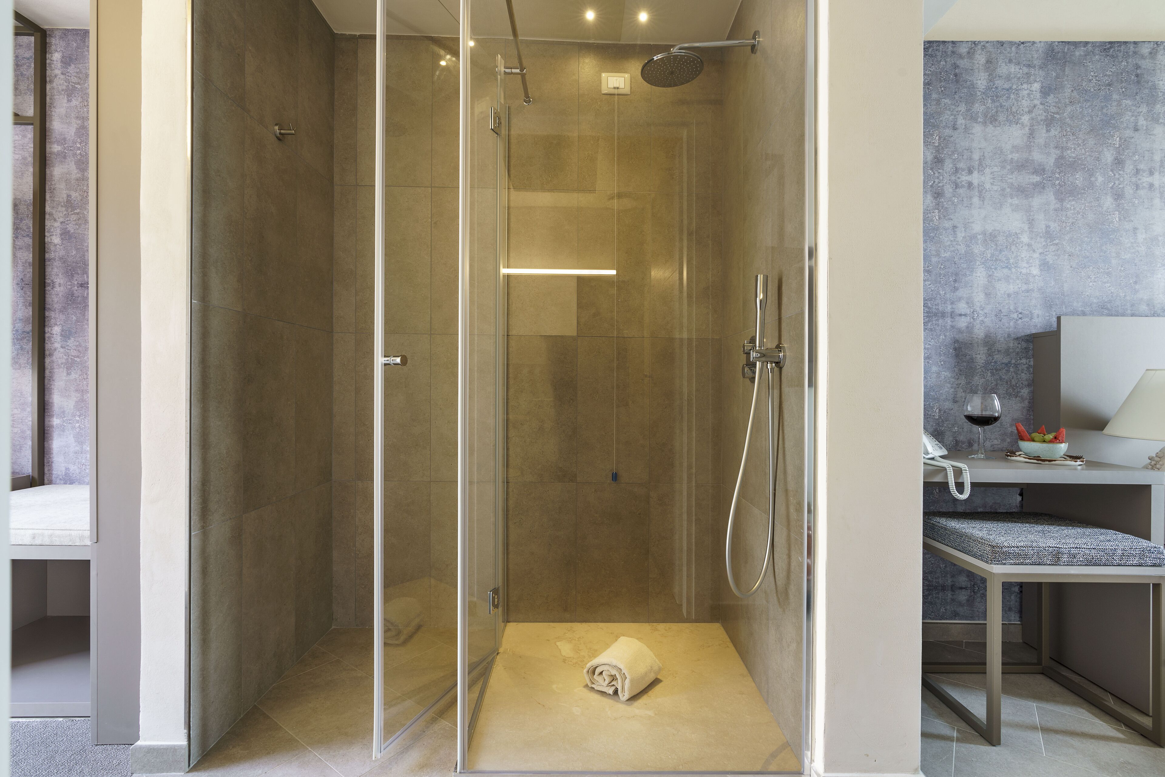 Douche, douche à « effet pluie », articles de toilette gratuits