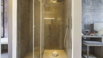 Douche, douche à « effet pluie », articles de toilette gratuits