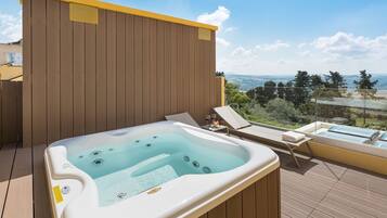 Deluxe-Suite, Whirlpool, Gartenblick | Minibar, Zimmersafe, schallisolierte Zimmer, kostenloses WLAN