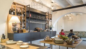 A modern kitchen with a wine rack, dining table, and bar area. - Luna del Raccolto (Valderice)