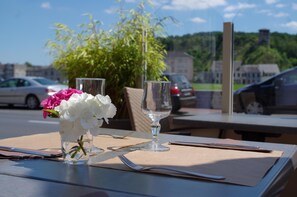 Déjeuner et dîner servis sur place