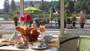 Daily local cuisine breakfast for a fee - Hôtel Le Roosevelt (Givet)
