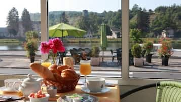 Desayuno de cocina local (EUR 15 por persona) 