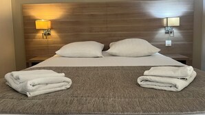 Desk, laptop workspace, blackout curtains, soundproofing - Hôtel Le Roosevelt (Givet)