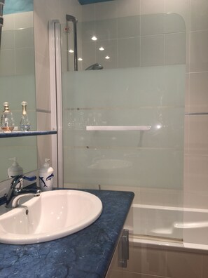 Quarto casal conforto (Chambre Bleue) | Banheiro | Secador de cabelo, toalhas de banho, sabonete, shampoo