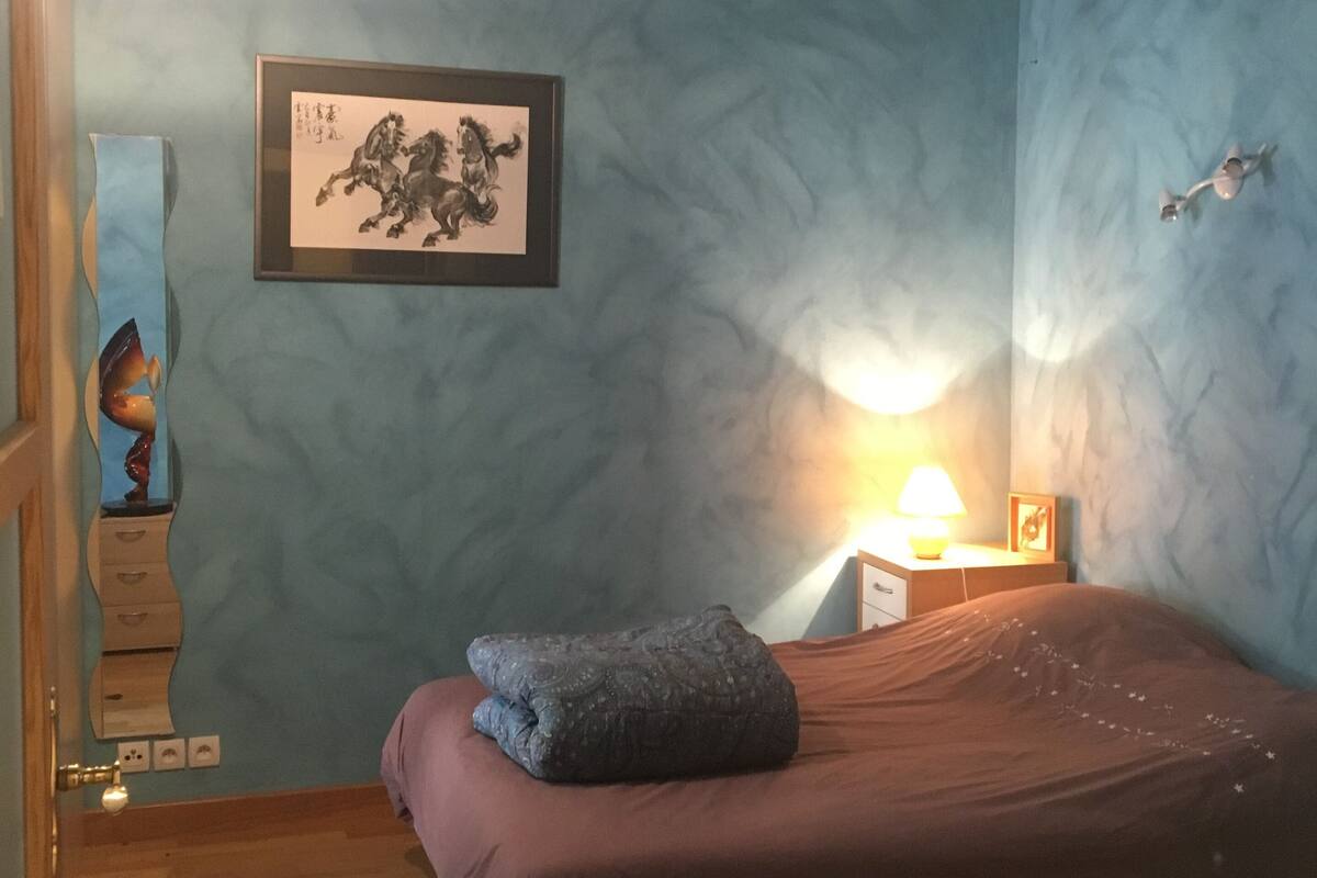コンフォート ダブルルーム (Chambre Bleue) | 防音設備、アイロン / アイロン台、客室ごとに異なる装飾、客室ごとに異なるインテリア