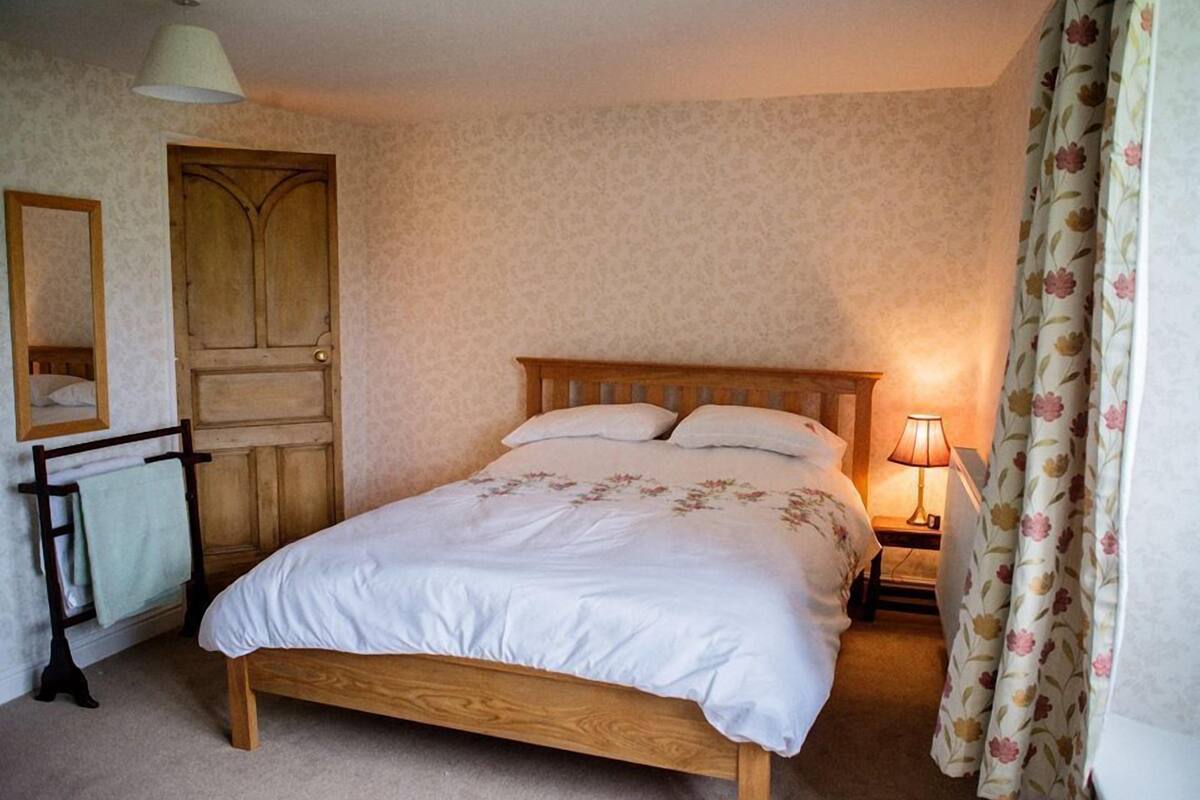 Habitación doble | Ropa de cama hipoalergénica, escritorio y wifi gratis