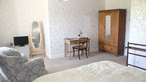 Double Room | Hypo-allergenic bedding, desk, free WiFi, individually decorated - Manor Farm B&B (Radstock)