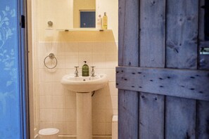 Douche, sèche-cheveux, serviettes fournies, savon
