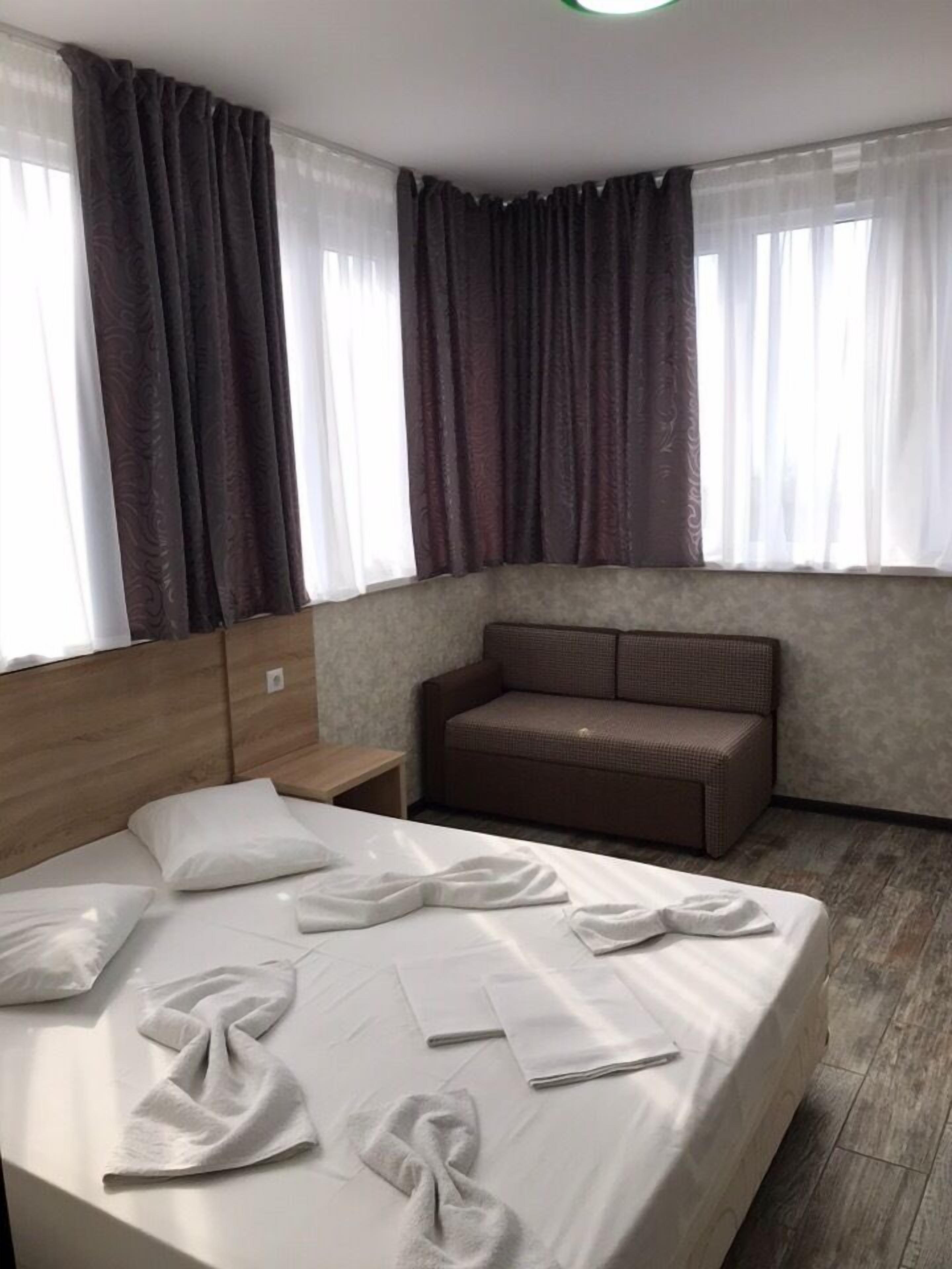 Family Suite | Premium bedding, desk, laptop workspace, free WiFi