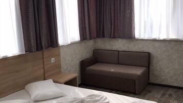 Family Suite | Premium bedding, desk, laptop workspace, free WiFi