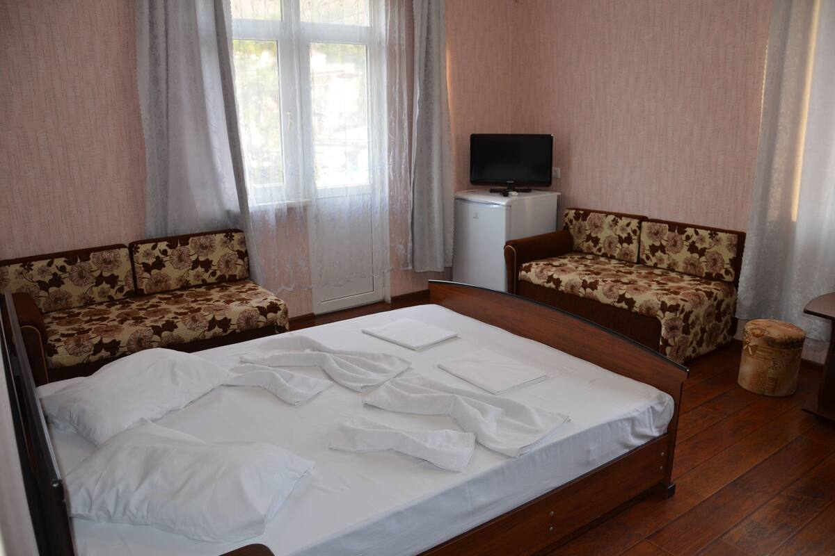Standard-Vierbettzimmer | Hochwertige Bettwaren, Schreibtisch, laptopgeeigneter Arbeitsplatz