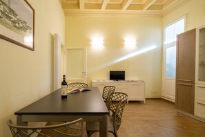 Comfort-Apartment, 1 Schlafzimmer | Essbereich im Zimmer