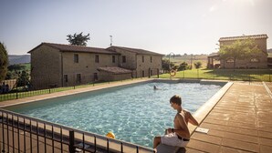 Una piscina con un edificio de piedra al fondo.