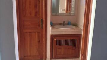 Apartment, 3 Bedrooms | Bathroom sink