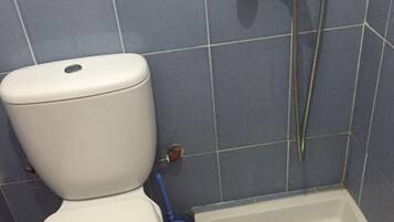 Apartment, 3 Bedrooms | Bathroom | Shower, rainfall showerhead, towels