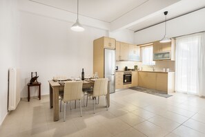 Appartement, 2 slaapkamers | Privékeuken | Een koelkast met diepvriezer, een microgolfoven, een oven, een kookplaat