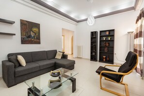 Apartamento, 2 quartos | Área de estar | TV de tela plana
