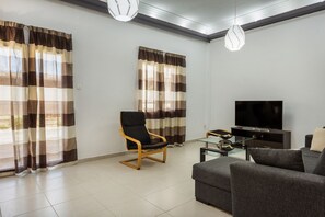 Apartamento, 2 quartos | Área de estar | TV de tela plana