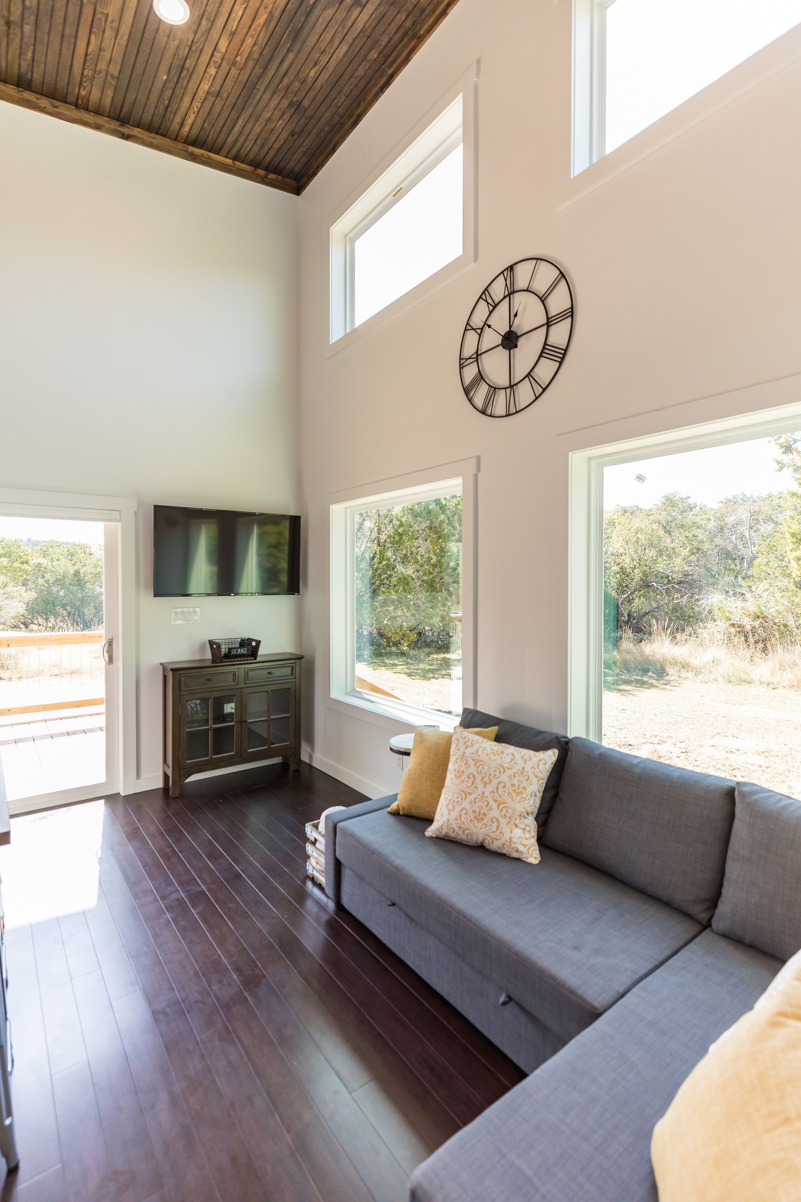 Smart-TV, DVD-Player, Bücher, Videothek