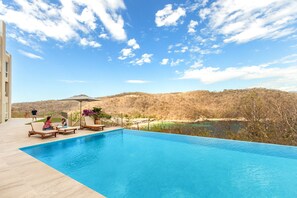 Pool - Oceanfront Condo + Rooftop Bar & Beach Access (Huatulco)