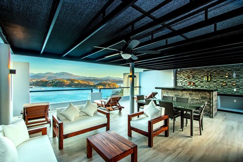 Oceanfront Condo + Rooftop Bar & Beach Access