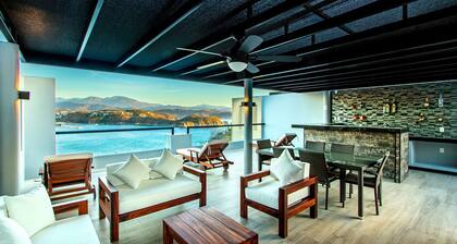 Oceanfront Condo + Rooftop Bar & Beach Access