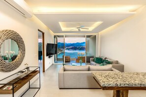 Smart TV - Oceanfront Condo + Rooftop Bar & Beach Access (Huatulco)