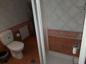 A bathroom with a toilet, a shower, and a sink. - Ria's Sea View Apartment (Chania)