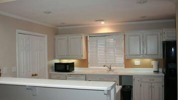 雪櫃、微波爐、焗爐、爐具