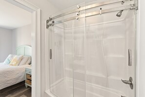 Badkar/dusch, handdukar och toalettpapper