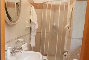 Habitación doble (Pesca) | Baño | Regadera, amenidades de baño gratuitas, secadora de cabello, bidet 