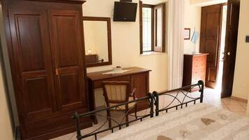 Quarto duplo (Limone) | Cofres nos quartos, cortinas blackout, Wi-Fi de cortesia, roupa de cama