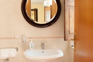 Habitación doble (Mandarino) | Lavabo en el baño