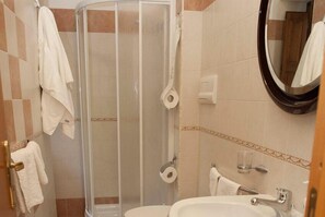 Phòng (Limone) | Phòng tắm | Buồng tắm vòi sen, đồ dùng nhà tắm miễn phí, máy sấy tóc 