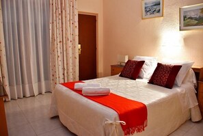 Rollaway beds, free WiFi, bed sheets, wheelchair access - Hotel Nauta (Palamós)