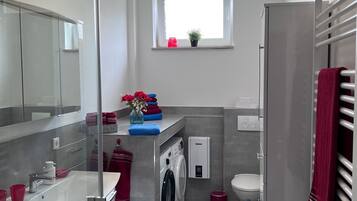 Dusche, Haartrockner, Handtücher, Seife