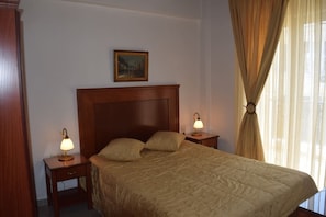 2 bedrooms, desk, laptop workspace, soundproofing