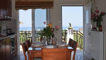 Apartment, 3 Bedrooms | In-room dining