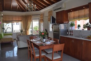 Apartment, 3 Bedrooms | In-room dining