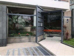 Exterior detail - ★ Piso elegante y remodelado / 2BR Miraflores ★ (Lima)