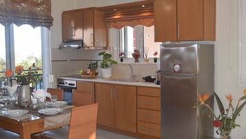 Departamento, 2 habitaciones | Cocineta privada | Refrigerador con congelador, horno y parrilla de estufa