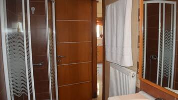 Departamento, 2 habitaciones | Baño | Regadera, secadora de cabello, toallas, jabón