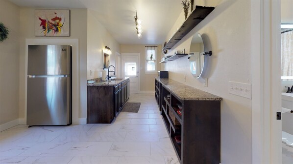 Talo | Yksityinen keittiö | Jääkaappi, mikroaaltouuni, liesi, astianpesukone