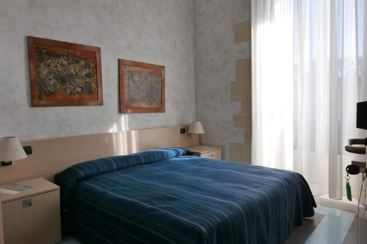 Standard-Doppel- oder -Zweibettzimmer, Balkon | Zimmersafe, Schreibtisch, Verdunkelungsvorhänge, schallisolierte Zimmer