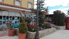 Desayuno continental (EUR 4 por persona) 