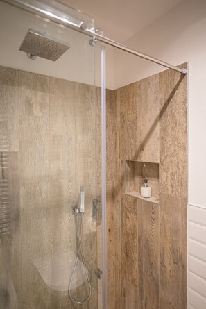 Shower, free toiletries, hair dryer, bidet - Santa Marta Rooms&Studios (Verona)
